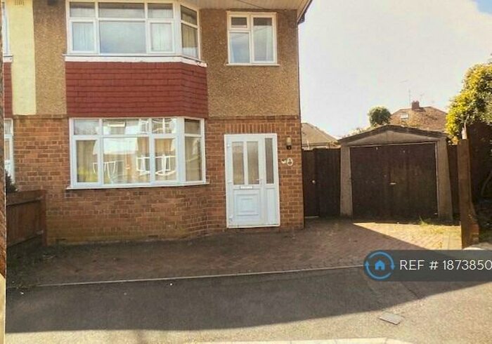 3 Bedroom Semi-Detached House To Rent In Orchard Close, Banbury, OX16