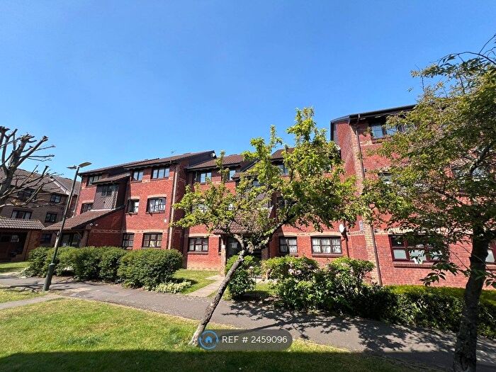 2 Bedroom Flat To Rent In Lowry Crescent, London, CR4