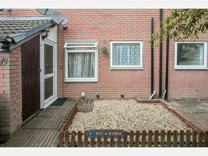 2 Bedroom Flat To Rent In Hooke Close, Poole, BH17