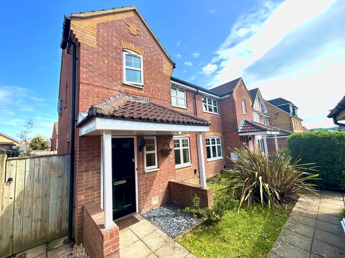 3 Bedroom Semi-Detached House To Rent In Acacia Close, Newport, PO30