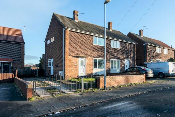 2 Bedroom Semi-Detached House To Rent In Woodside, Castleford, WF10