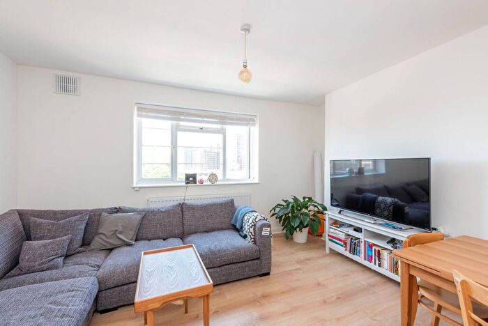 2 Bedroom Flat To Rent In Wandsworth Road, Vauxhall, London, SW8
