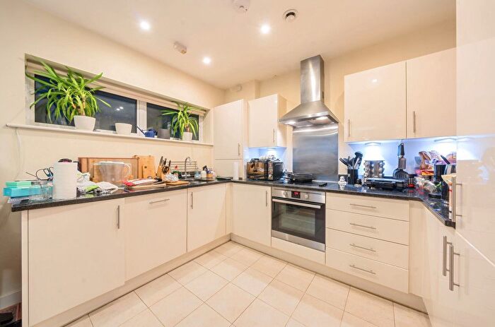 1 Bedroom Flat To Rent In Makepeace Court, Blagrove Road, Teddington, TW11