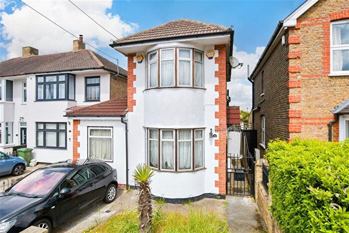 3 Bedroom Detached House For Sale In Edmund Road, Rainham, Essex, RM13