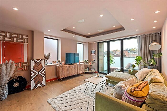 2 Bedroom Flat For Sale In Drayton Park, London, N5