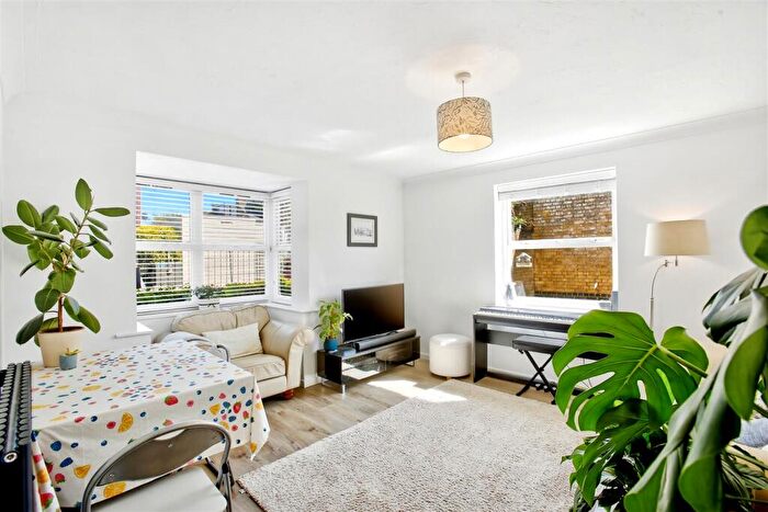 2 Bedroom Flat For Sale In Dovecote Gardens, Mortlake, London, SW14
