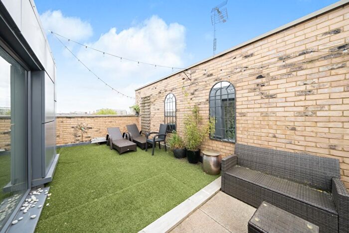 3 Bedroom Town House To Rent In Benhill Road, London, SE5