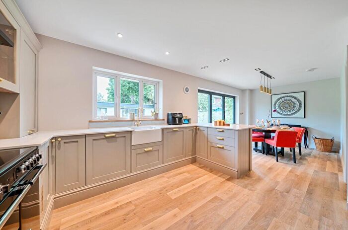 4 Bedroom Detached House For Sale In The Avenue, Hambrook, PO18