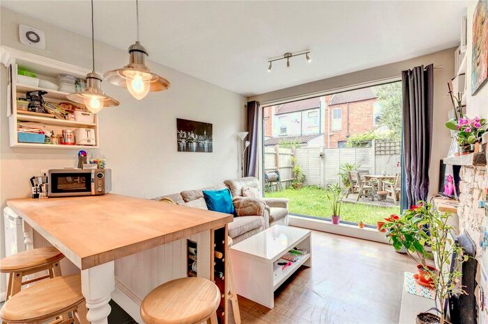 2 Bedroom Flat To Rent In Heaton Road, London, CR4