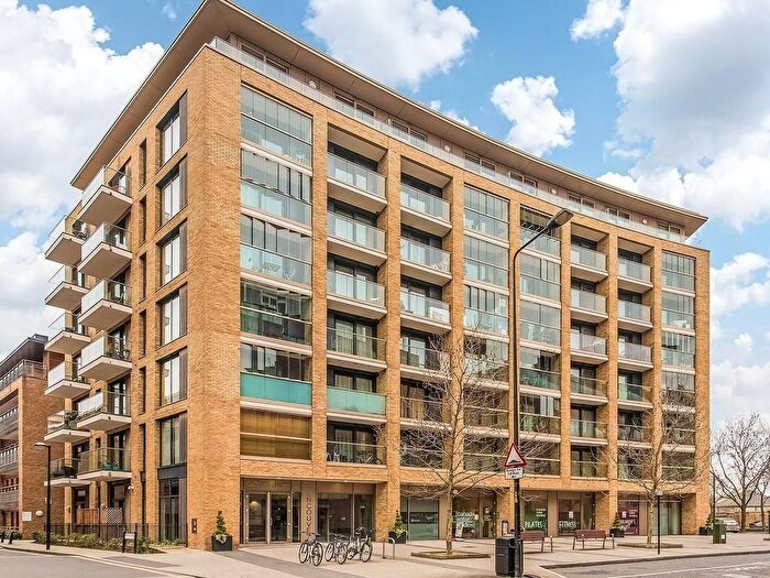 3 Bedroom Flat To Rent In Fairmont House, Canada Water, SE16