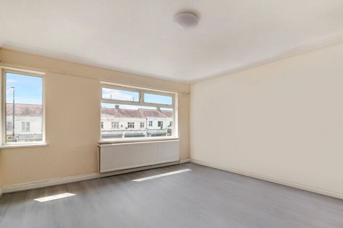 2 Bedroom Flat To Rent In Queens Court, Kenton Lane, Harrow, HA3
