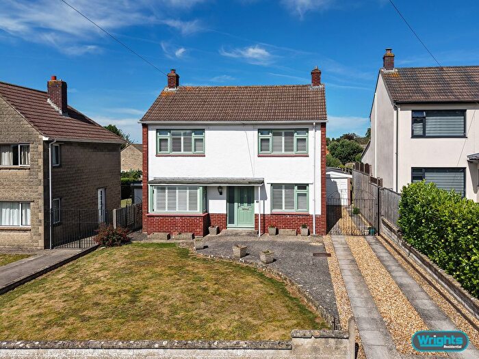 3 Bedroom Detached House For Sale In Stancomb Avenue, Trowbridge, BA14