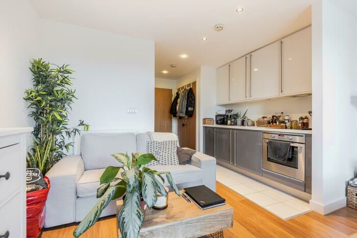 Flat To Rent In Connington Road, Lewisham, London, SE13