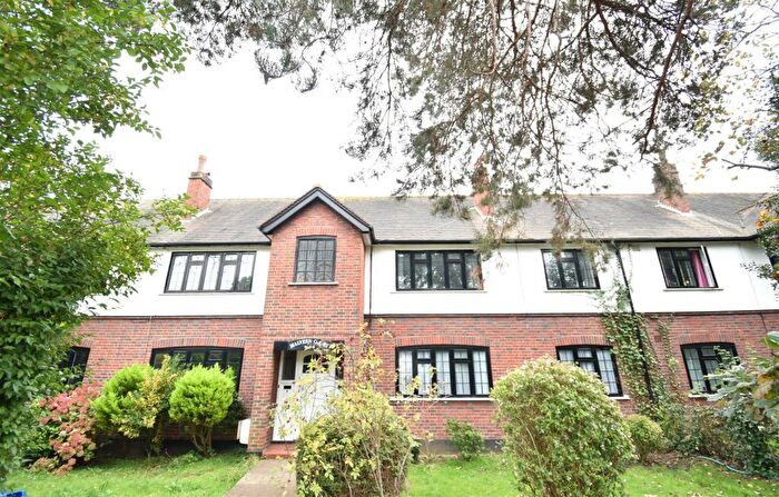 2 Bedroom Flat To Rent In Hook Road, Surbiton, KT6