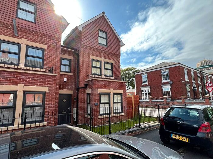 4 Bedroom Town House For Sale In Richmond Street, Ashton-Under-Lyne, Lancashire, OL6