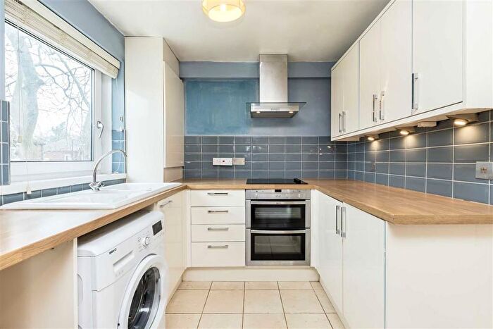 1 Bedroom Flat To Rent In Swallow Close, New Cross, SE14