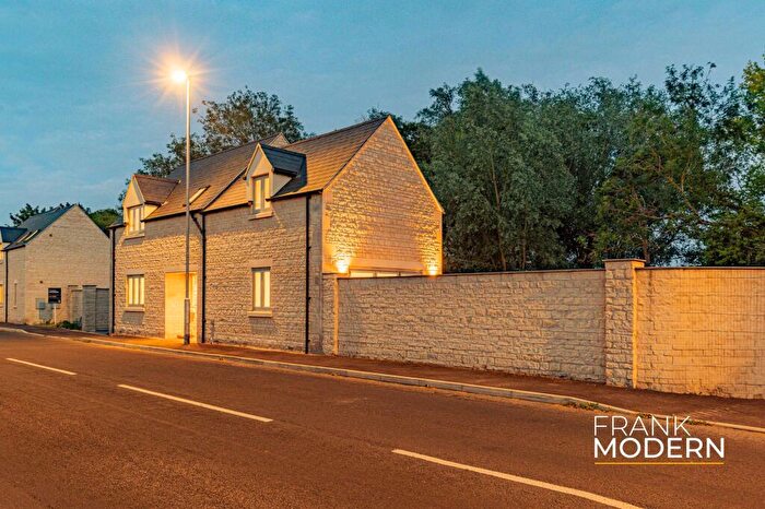 3 Bedroom Mews For Sale In Stamford Road, Market Deeping, PE6