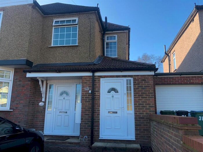 2 Bedroom Flat To Rent In Purbrock Avenue, Garston, Watford, WD25