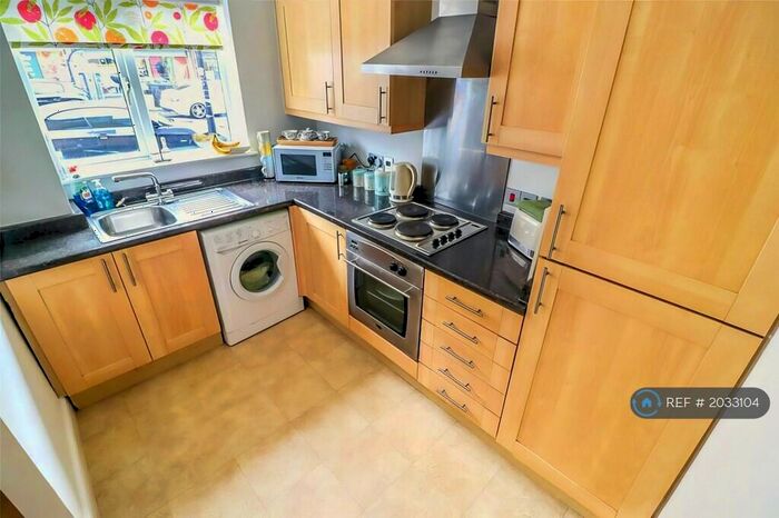 2 Bedroom Flat To Rent In Avon House, Upminster, RM14