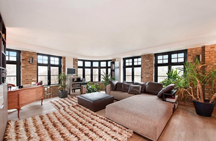 2 Bedroom Flat For Sale In Sanctuary Court, Reardon Path, London, E1W