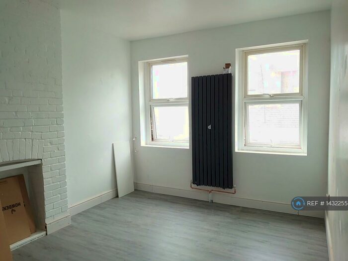 2 Bedroom Flat To Rent In High Road, Romford, RM6