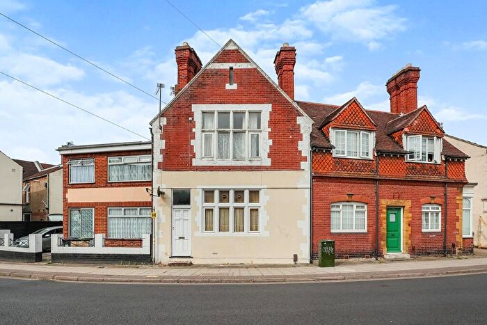 Flat To Rent In Fawcett Road, Southsea, Hampshire, PO4