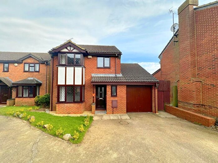 3 Bedroom Detached House For Sale In Launton Close, Luton, LU3