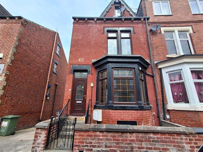 4 Bedroom End Of Terrace House To Rent In Hill Top Mount, Leeds, LS8