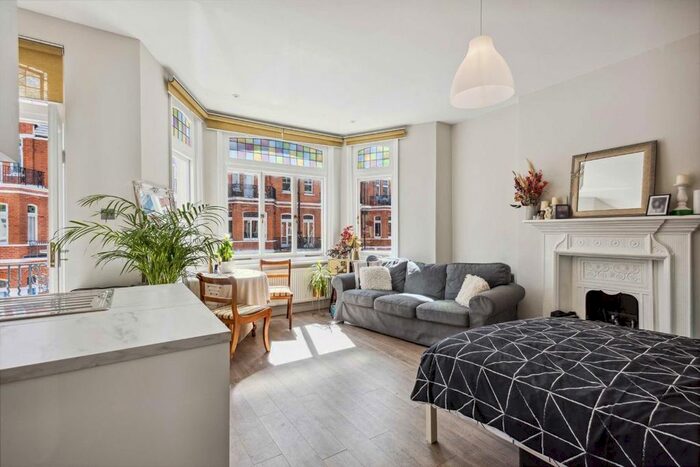Studio To Rent In Castletown Road, London, W14