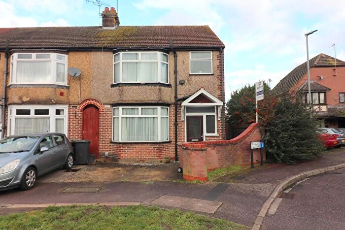 3 Bedroom End Terrace House For Sale In Black Swan Lane, Luton, Bedfordshire, LU3