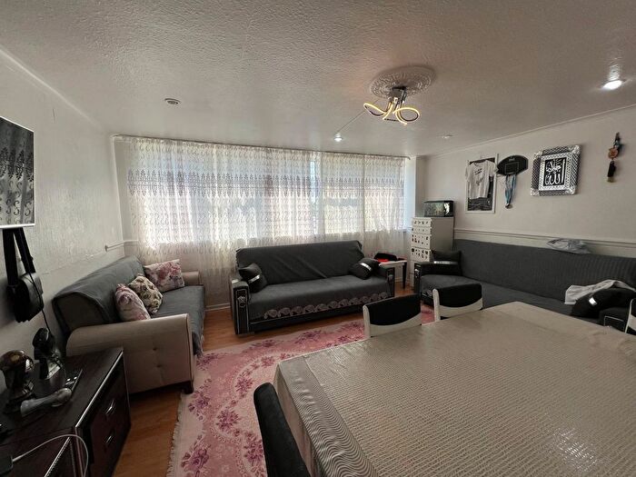 3 Bedroom Maisonette For Sale In Ayley Croft, Enfield, EN1