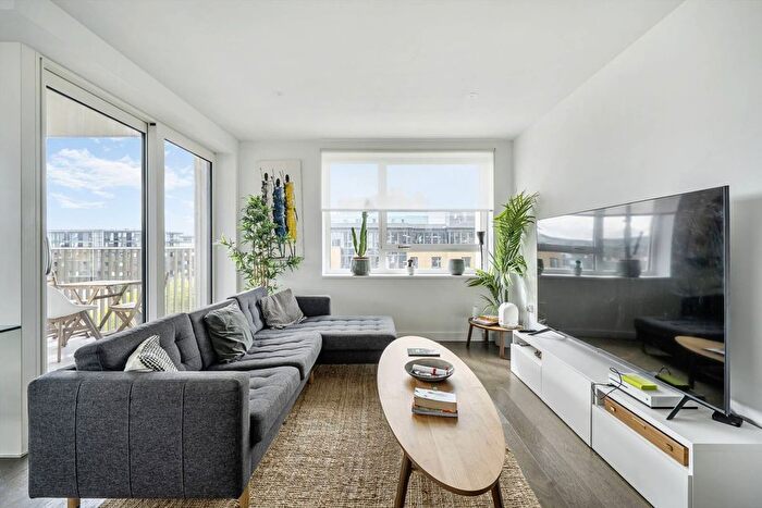 2 Bedroom Flat To Rent In Walworth Road, Elephant And Castle, London, SE17