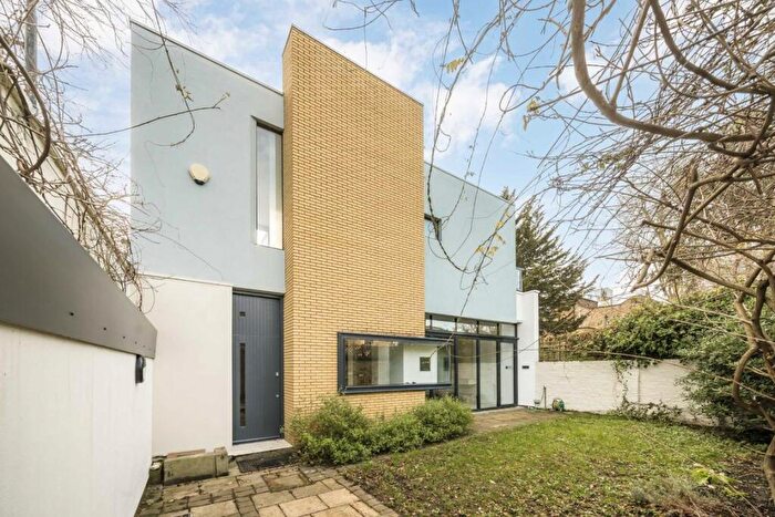 3 Bedroom Detached House To Rent In Forest Road, London Fields, E8