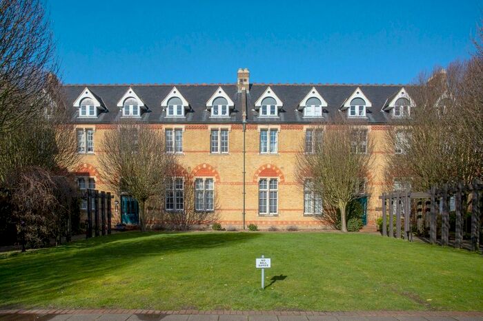 1 Bedroom Flat To Rent In Flat Alexandra Court, Keele Close, Watford, Herts, WD24