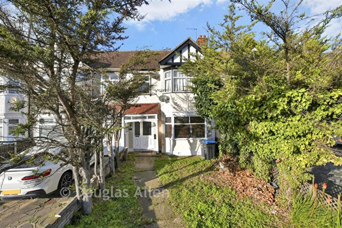 3 Bedroom Terraced House For Sale In Eastern Avenue, Ilford, Essex, IG2