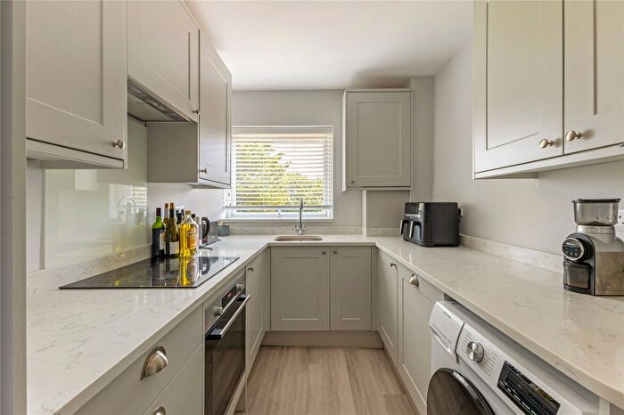 2 Bedroom Flat To Rent In Oatlands Drive, Weybridge, KT13