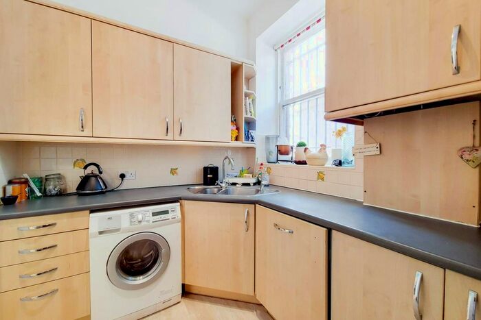 2 Bedroom Flat To Rent In Nevern Square, South Kensington, London, SW5