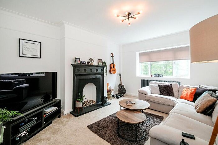 2 Bedroom Apartment To Rent In The Drive, London, E18