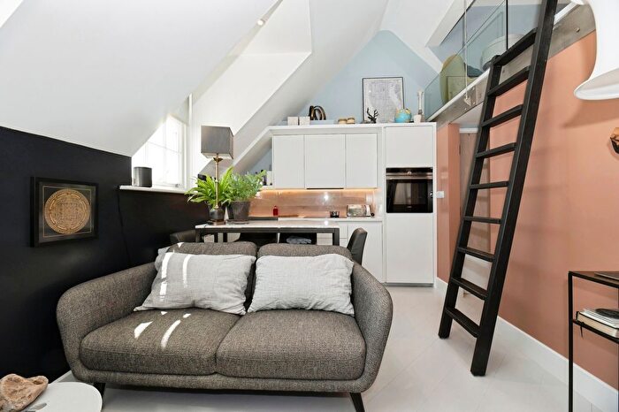 1 Bedroom Flat For Sale In King Georges Walk, Esher, Surrey, KT10