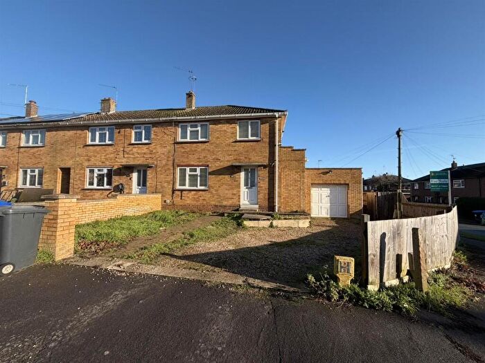 4 Bedroom Semi Detached House For Sale In Greenhill Crescent Daventry Northamptonshire, NN11