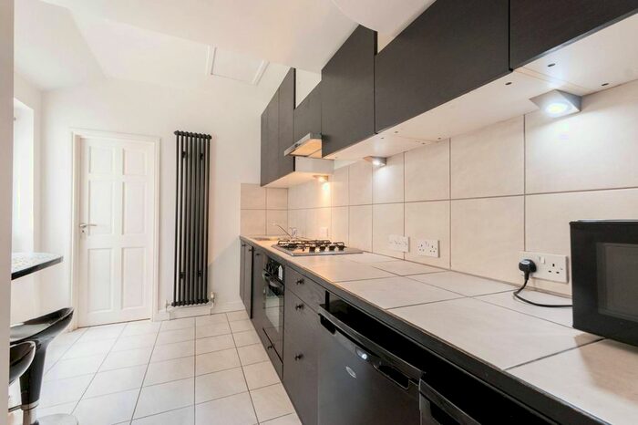 2 Bedroom Flat To Rent In York Road, Acton, London, W3