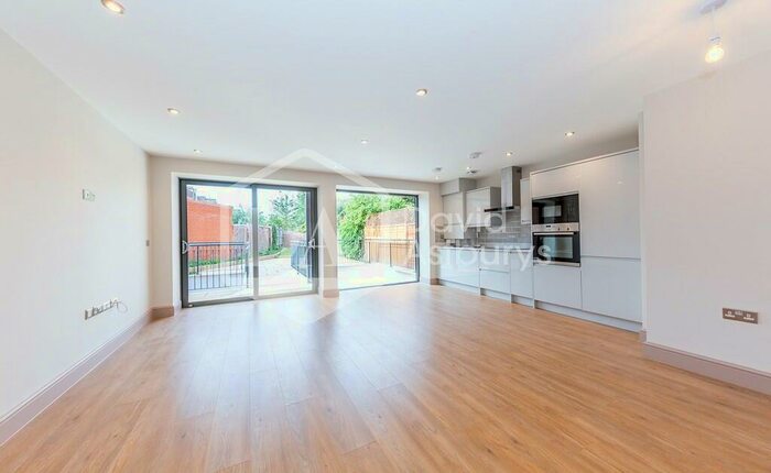 3 Bedroom Apartment To Rent In Rathcoole Gardens, Crouch End, N8