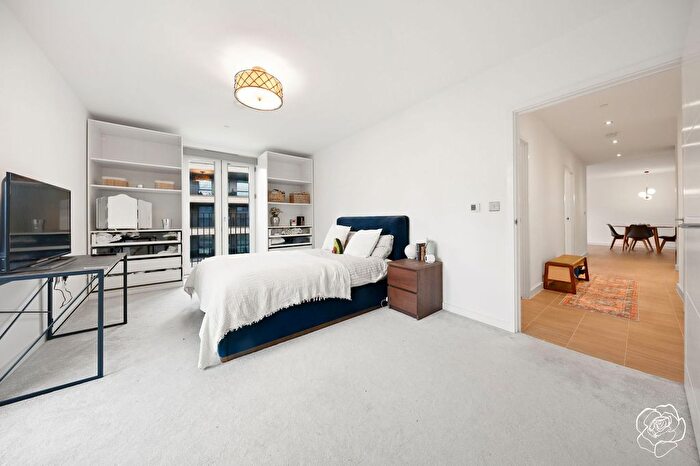 3 Bedroom Flat For Sale In Triathlon Point, Madison Way, Stratford, E20