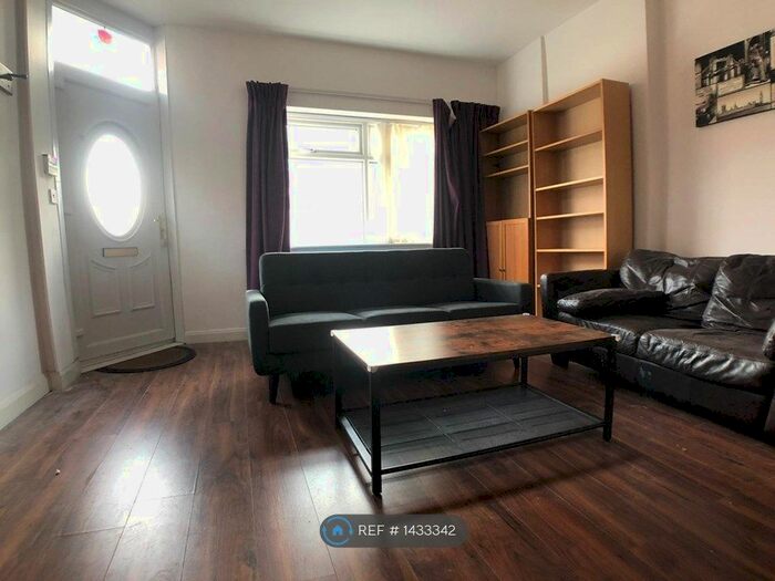 4 Bedroom Flat To Rent In Glendore, Salford, M5