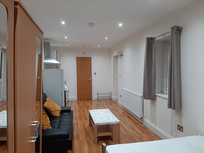 1 Bedroom Flat To Rent In Ashford Avenue, Ashford, TW15