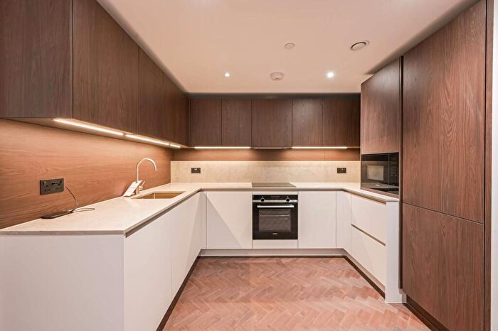 3 Bedroom Flat To Rent In Halcyon House, Docklands, London, E16