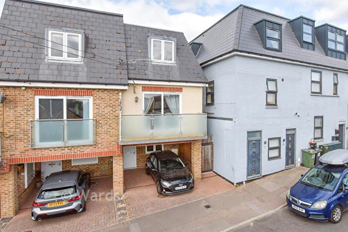 3 Bedroom Town House For Sale In Western Road, Maidstone, Kent, ME16
