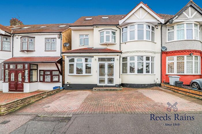 6 Bedroom End Of Terrace House For Sale In Vista Drive, Ilford, IG4