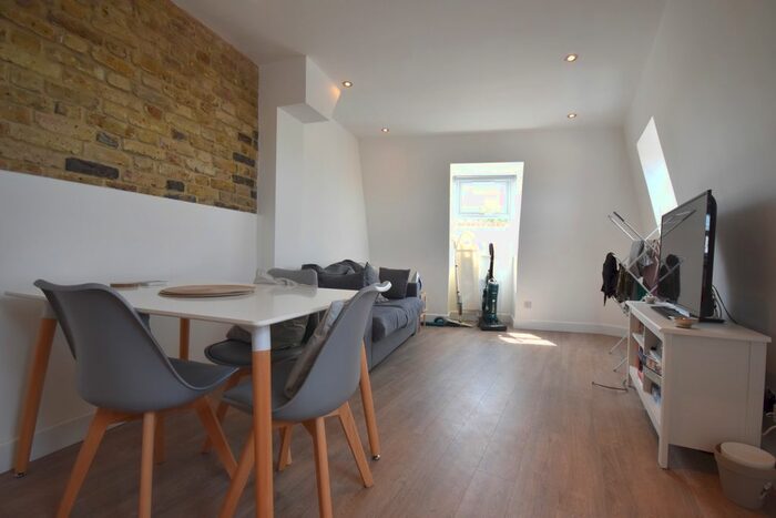 2 Bedroom Flat To Rent In Chestnut Grove, Balham, SW12