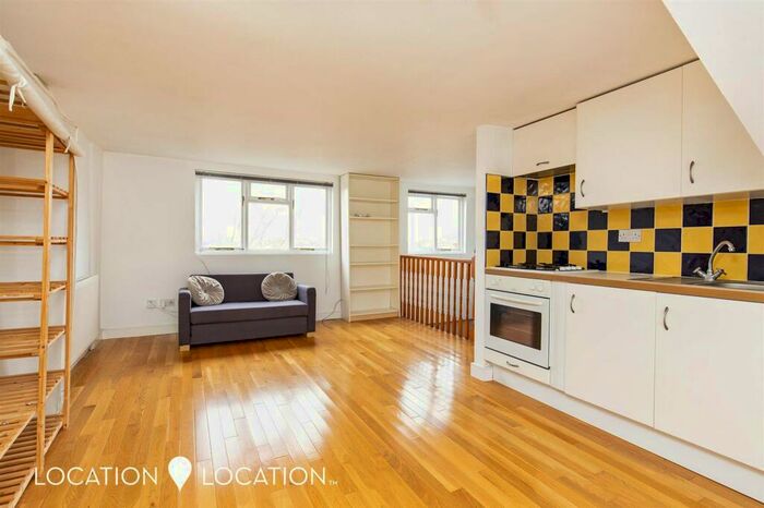 Flat To Rent In Kenninghall Road, London, E5